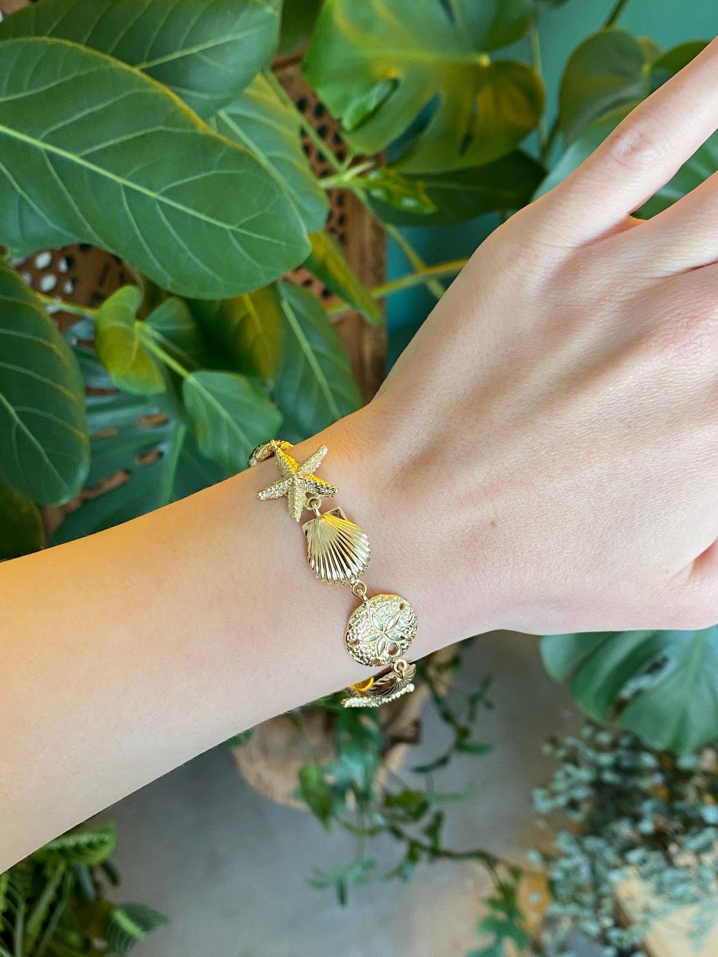 Vintage Solid 14k Yellow Gold Seashell Link Bracelet - 7 inches