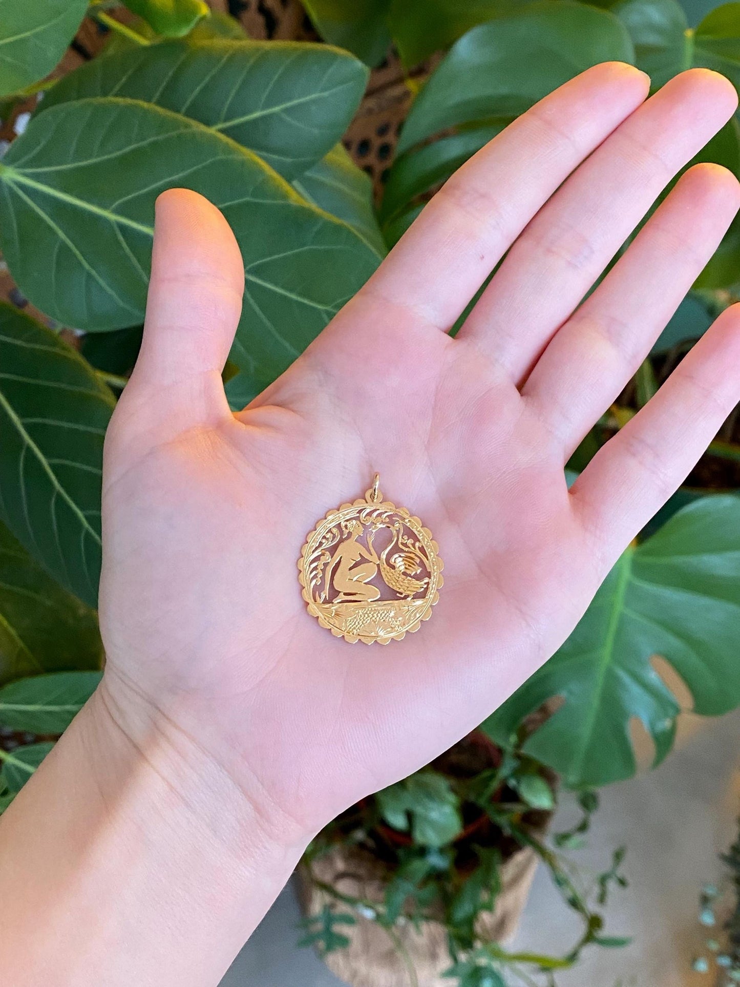 Vintage Solid 18k Yellow Gold Open Work Woman & Swan Charm