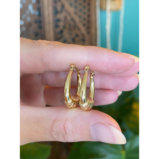 Vintage 14k Yellow Gold Oval Middle Ribbed Hoop Earrings