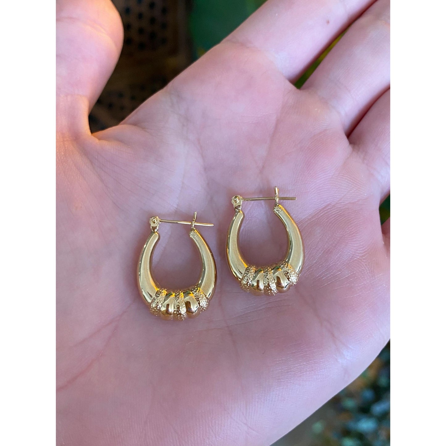 Vintage 14k Yellow Gold Oval Middle Ribbed Hoop Earrings