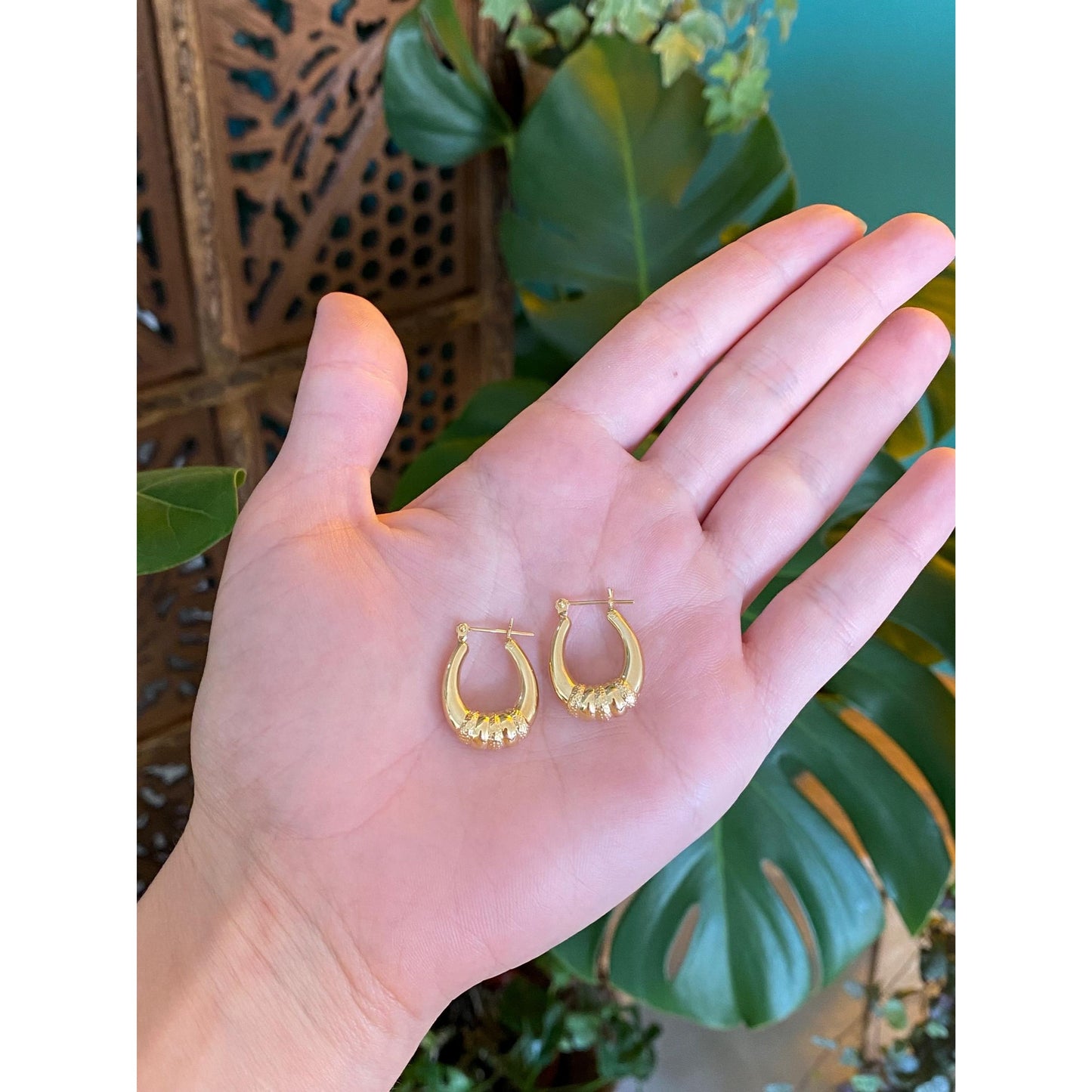 Vintage 14k Yellow Gold Oval Middle Ribbed Hoop Earrings