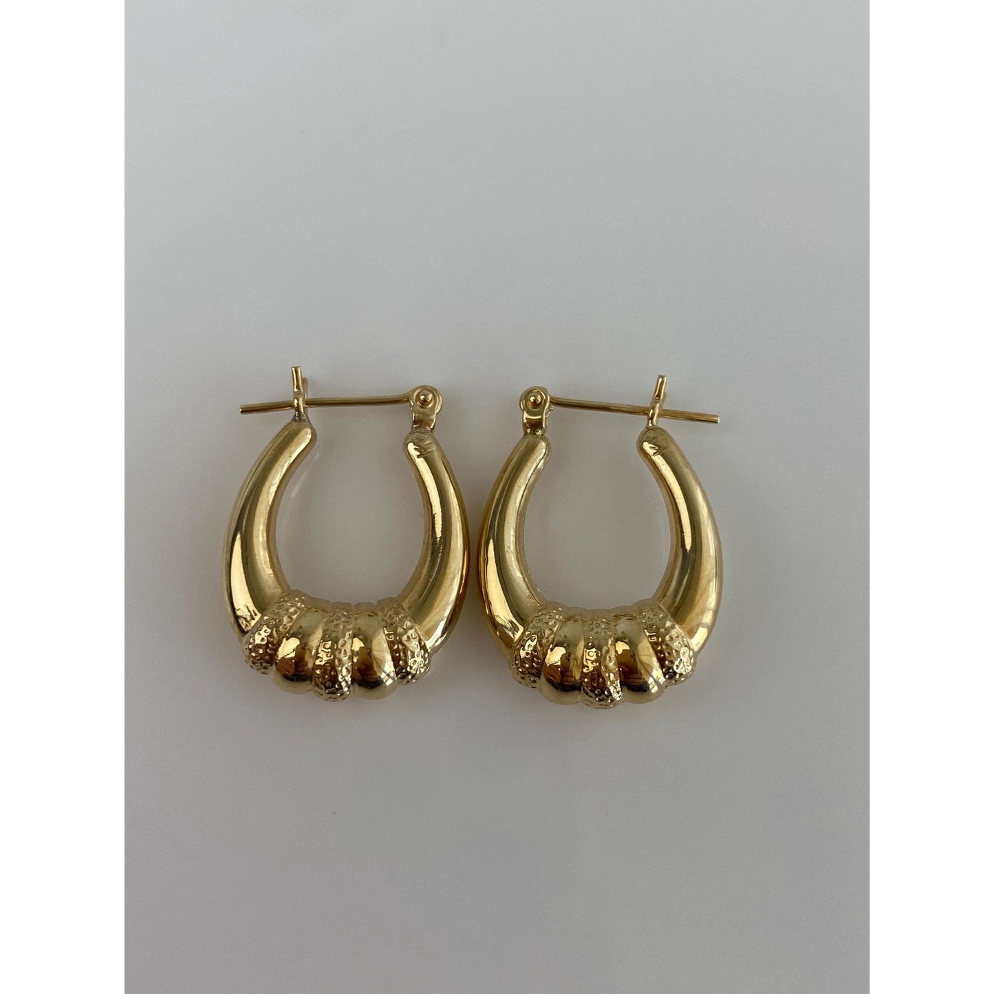 Vintage 14k Yellow Gold Oval Middle Ribbed Hoop Earrings