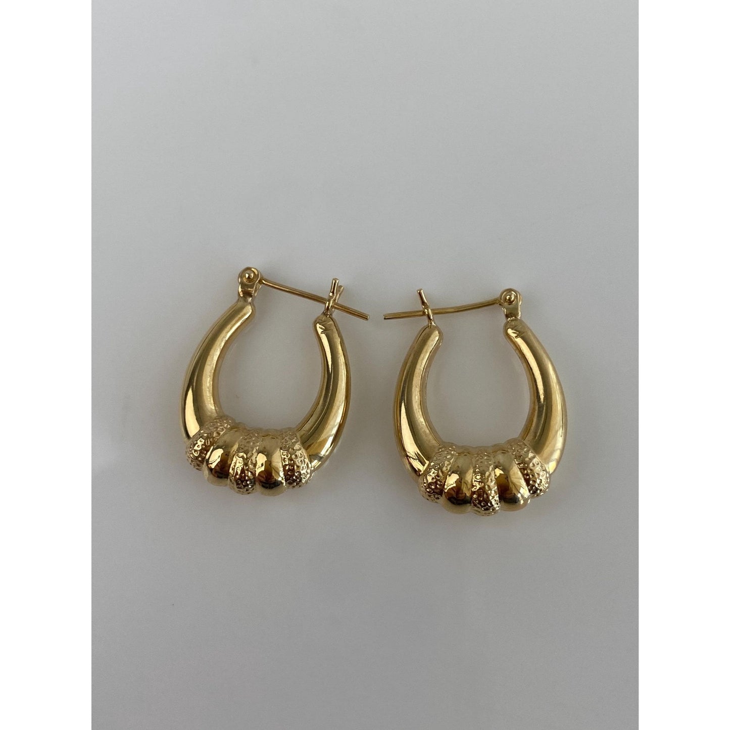 Vintage 14k Yellow Gold Oval Middle Ribbed Hoop Earrings