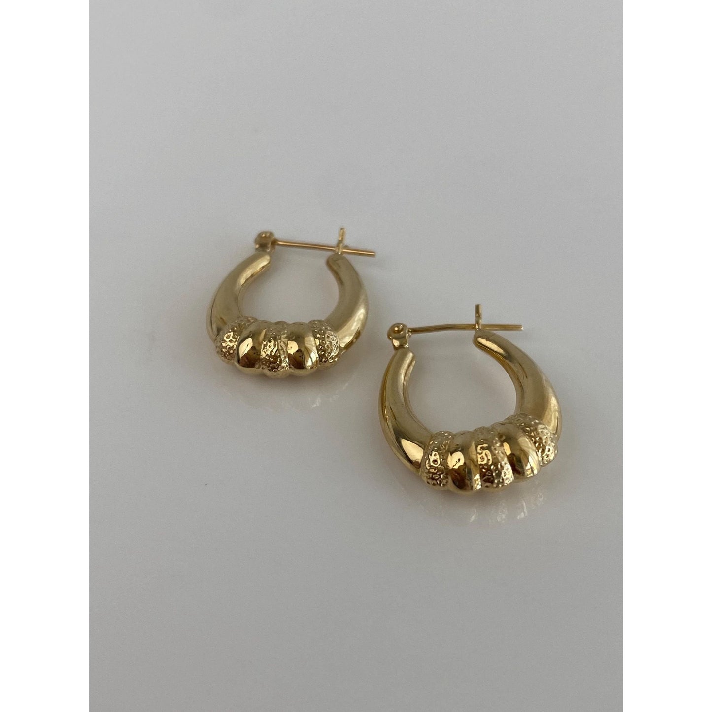 Vintage 14k Yellow Gold Oval Middle Ribbed Hoop Earrings