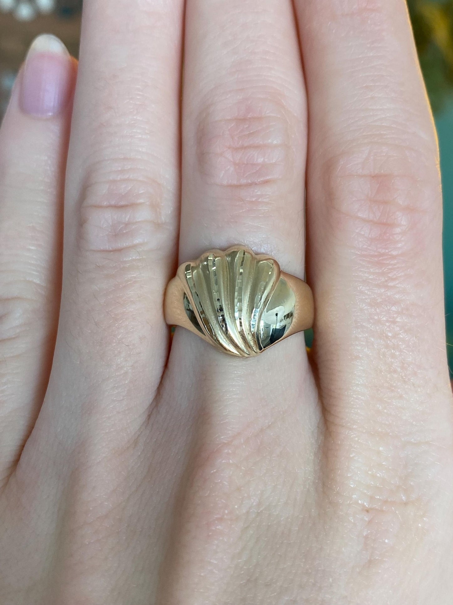 Vintage Solid 14k Yellow Gold Diamond Cut Scalloped Ring - Size 6.75