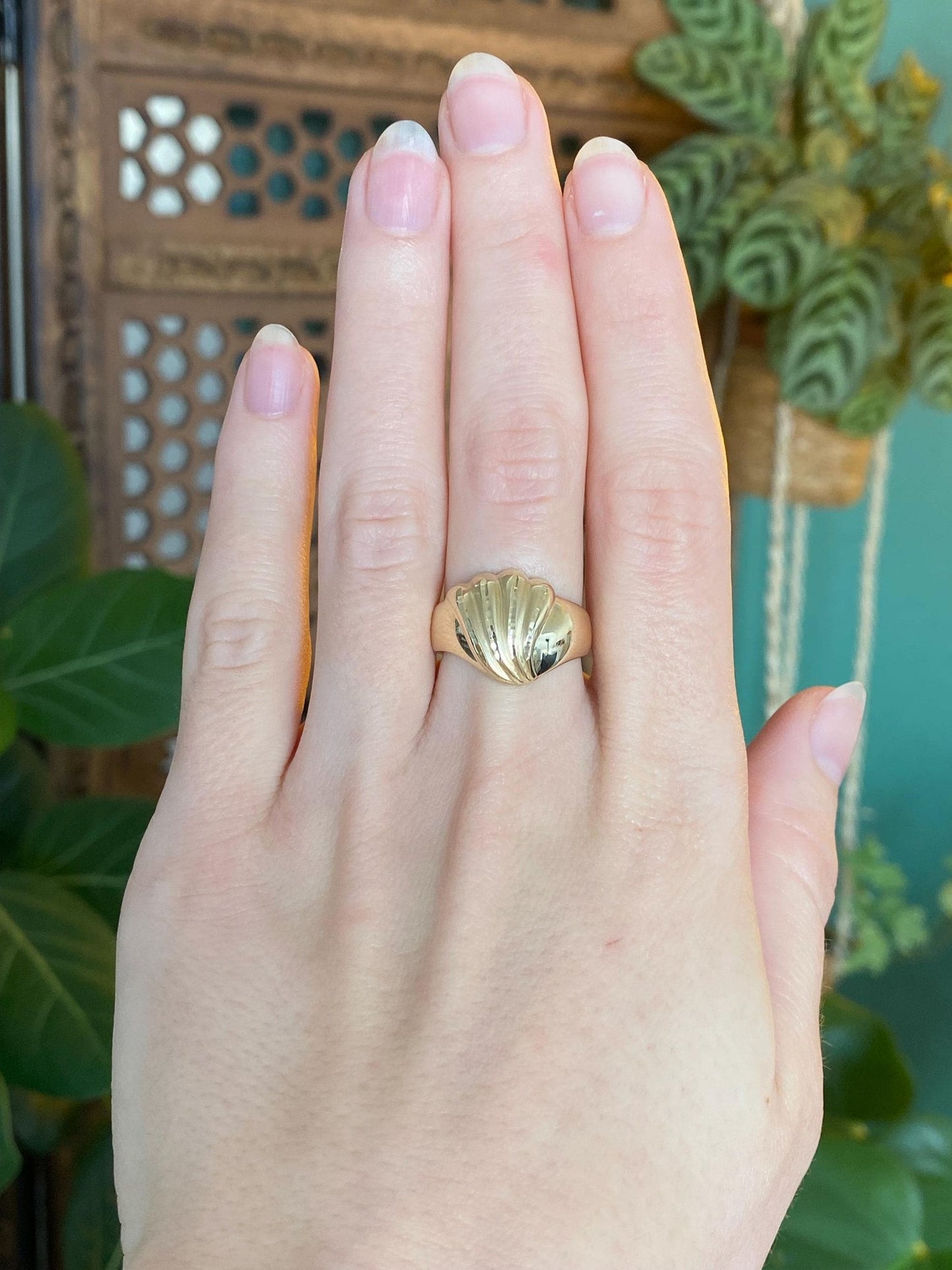 Vintage Solid 14k Yellow Gold Diamond Cut Scalloped Ring - Size 6.75