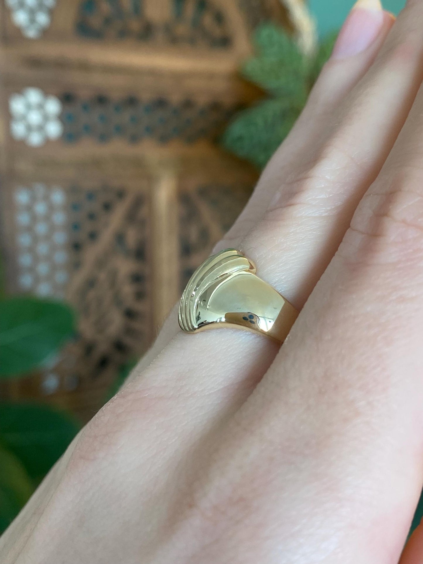 Vintage Solid 14k Yellow Gold Diamond Cut Scalloped Ring - Size 6.75