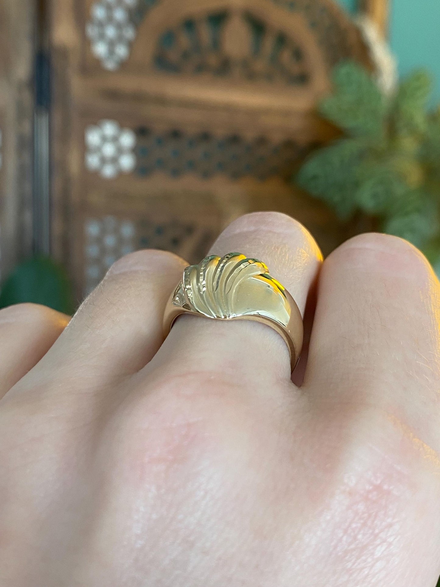 Vintage Solid 14k Yellow Gold Diamond Cut Scalloped Ring - Size 6.75