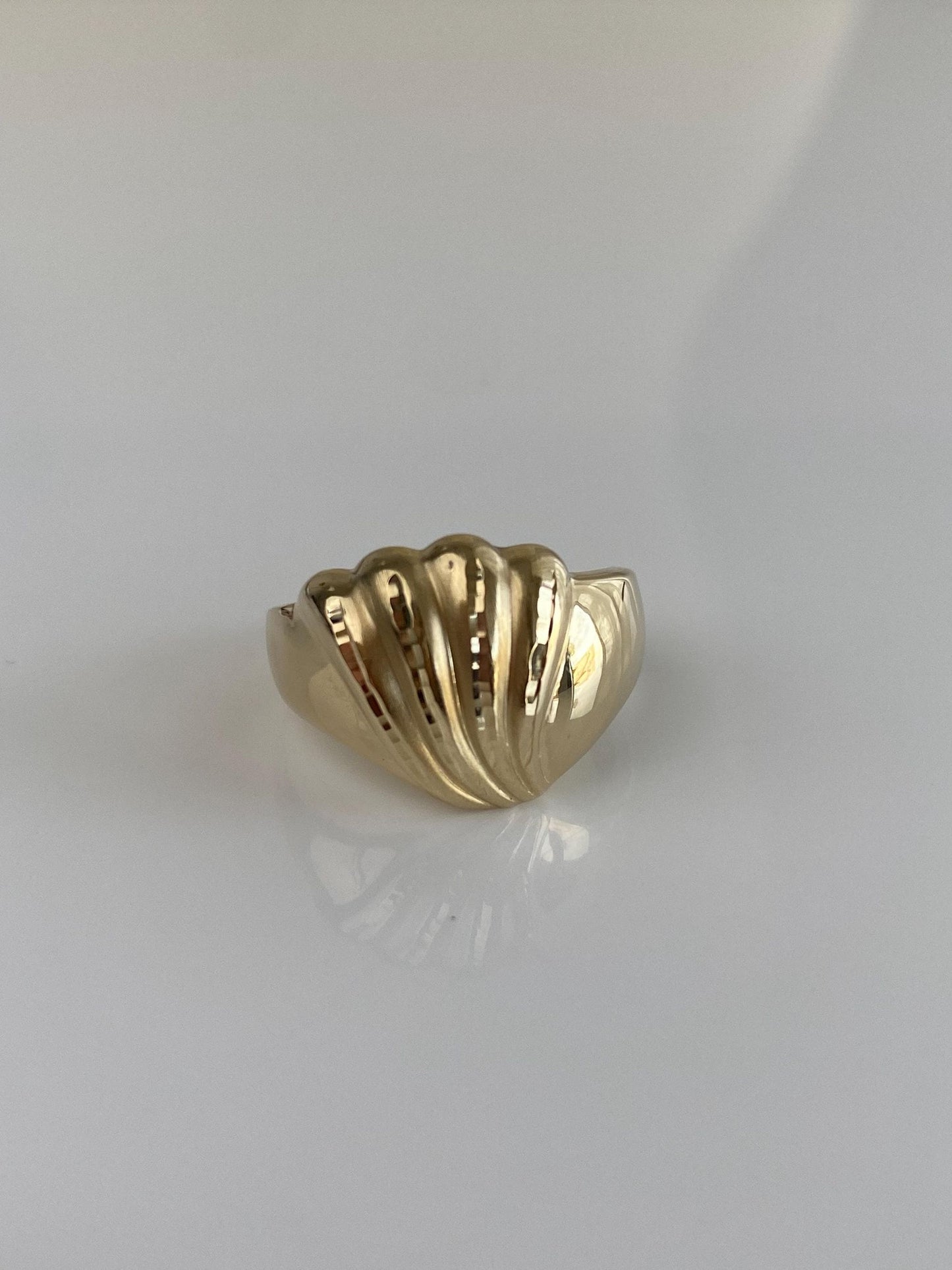 Vintage Solid 14k Yellow Gold Diamond Cut Scalloped Ring - Size 6.75