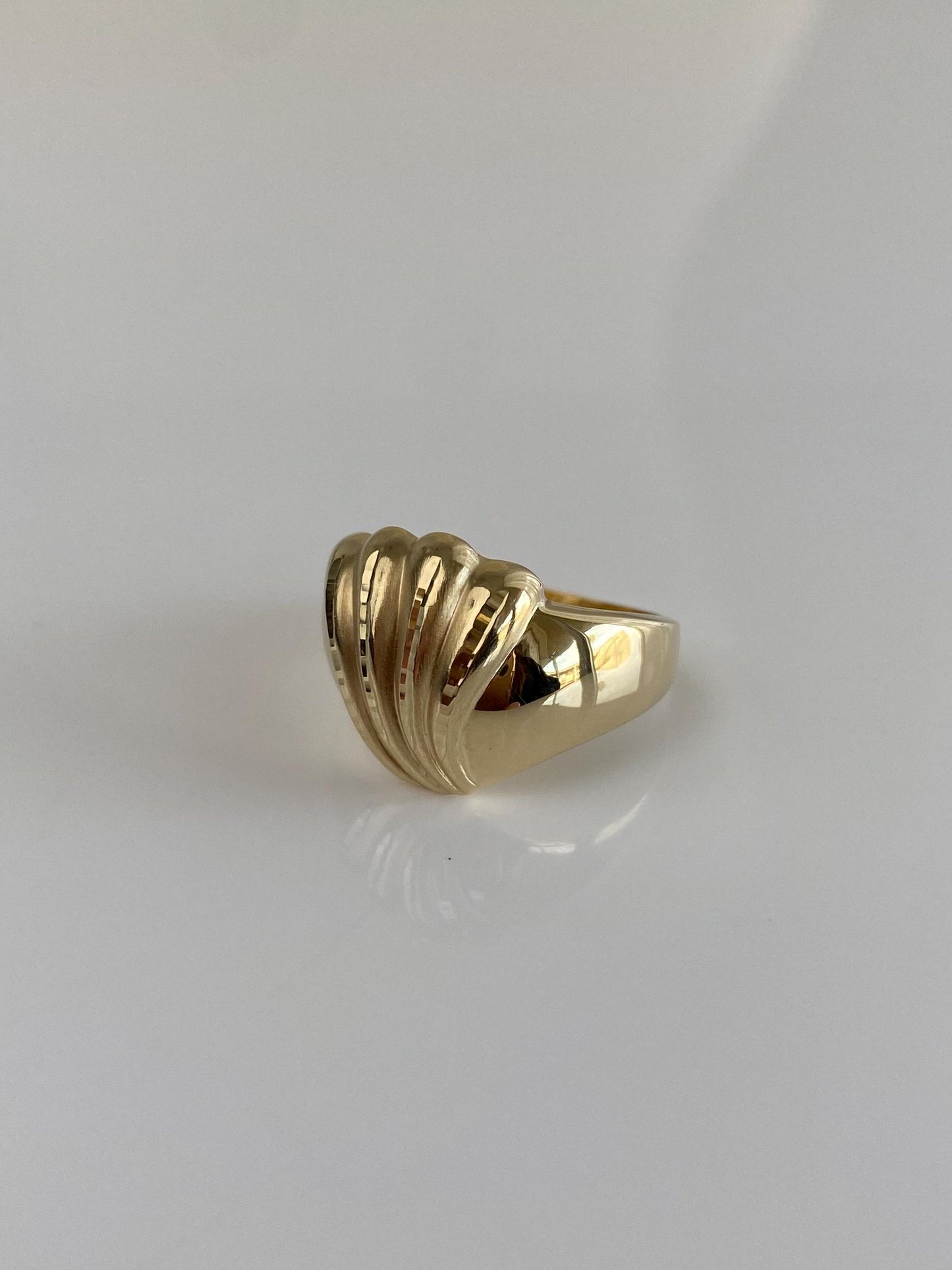 Vintage Solid 14k Yellow Gold Diamond Cut Scalloped Ring - Size 6.75