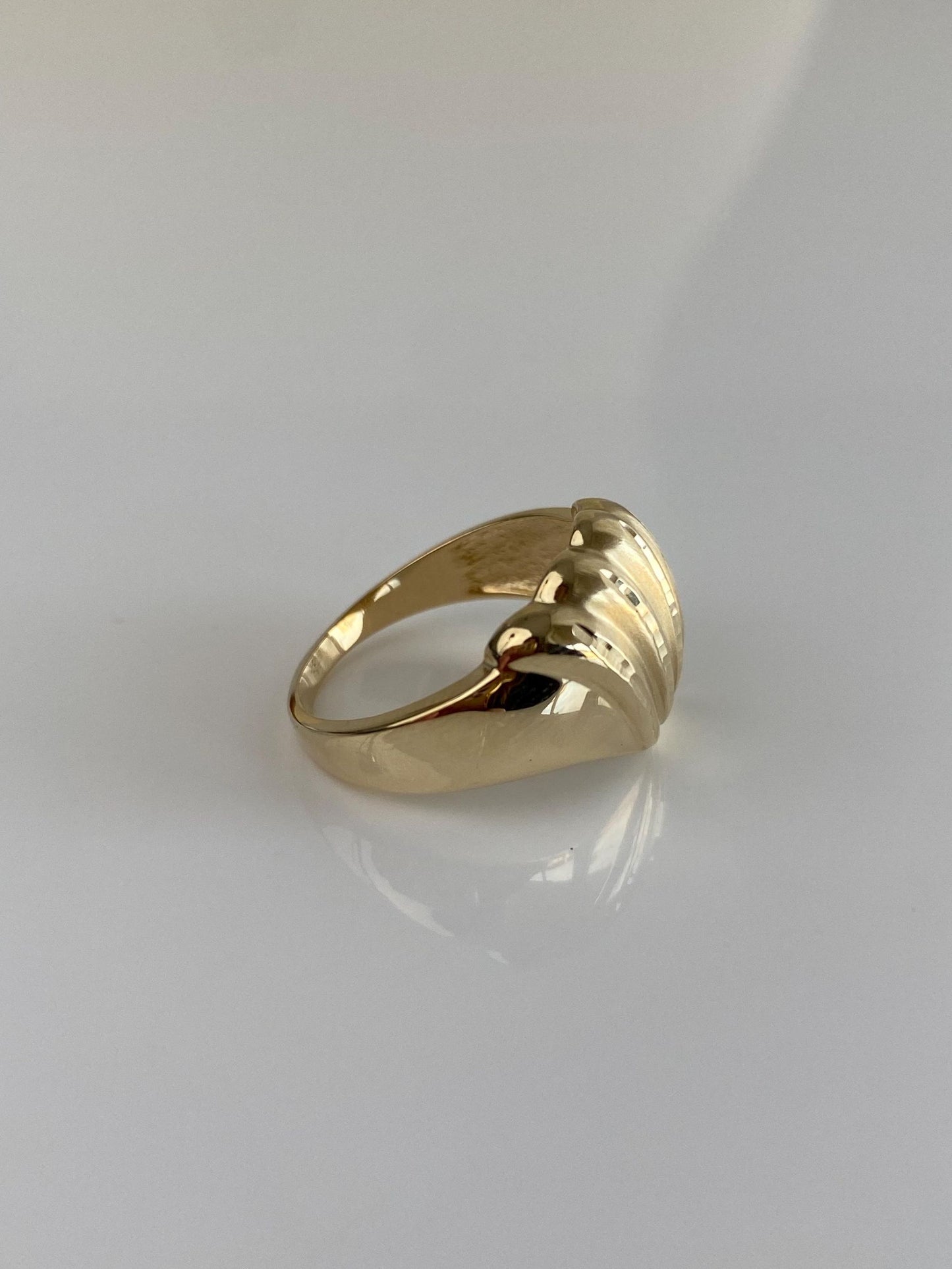 Vintage Solid 14k Yellow Gold Diamond Cut Scalloped Ring - Size 6.75