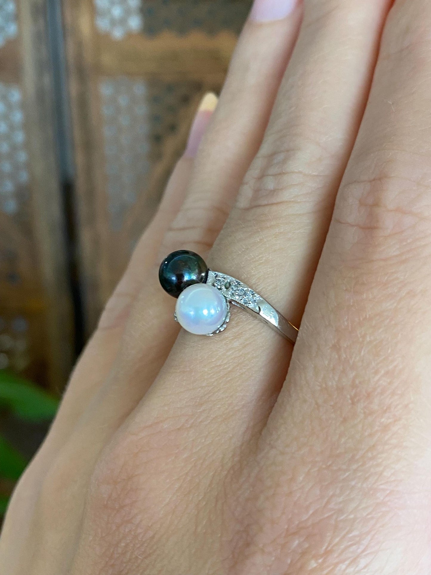 Vintage Solid 10k White Gold Diamonds White & Peacock Pearl Ring - Size 7