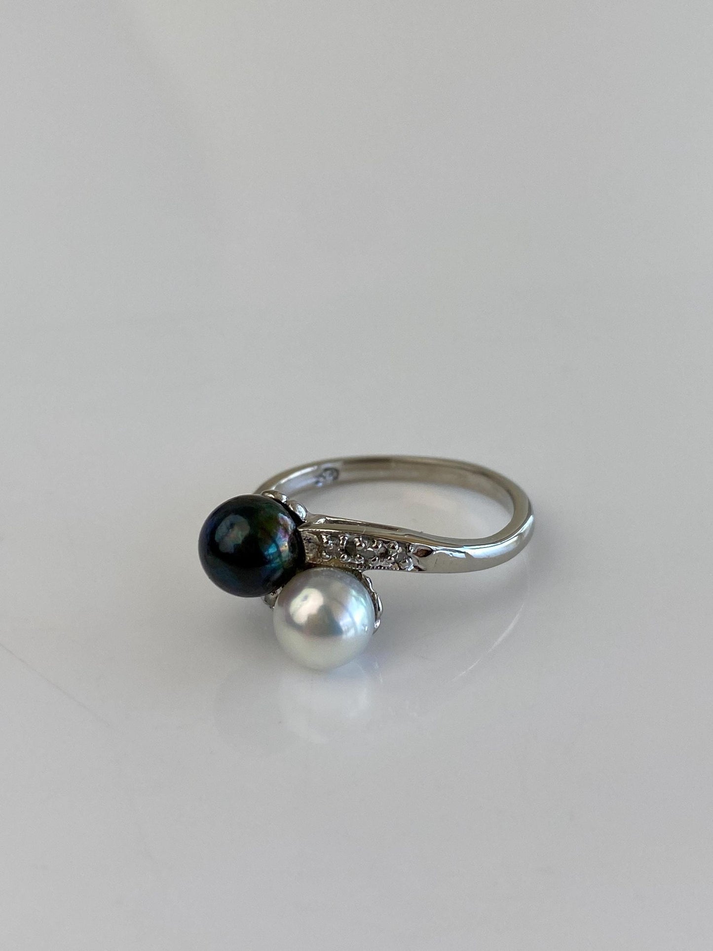 Vintage Solid 10k White Gold Diamonds White & Peacock Pearl Ring - Size 7