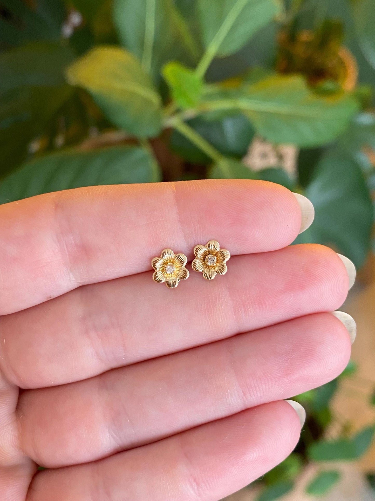 Vintage Solid 14k Yellow Gold Diamond Flower Stud Earrings