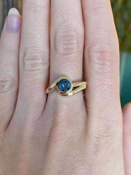 Vintage Solid 14k Yellow Gold Blue Zircon Ring - Size 7.25