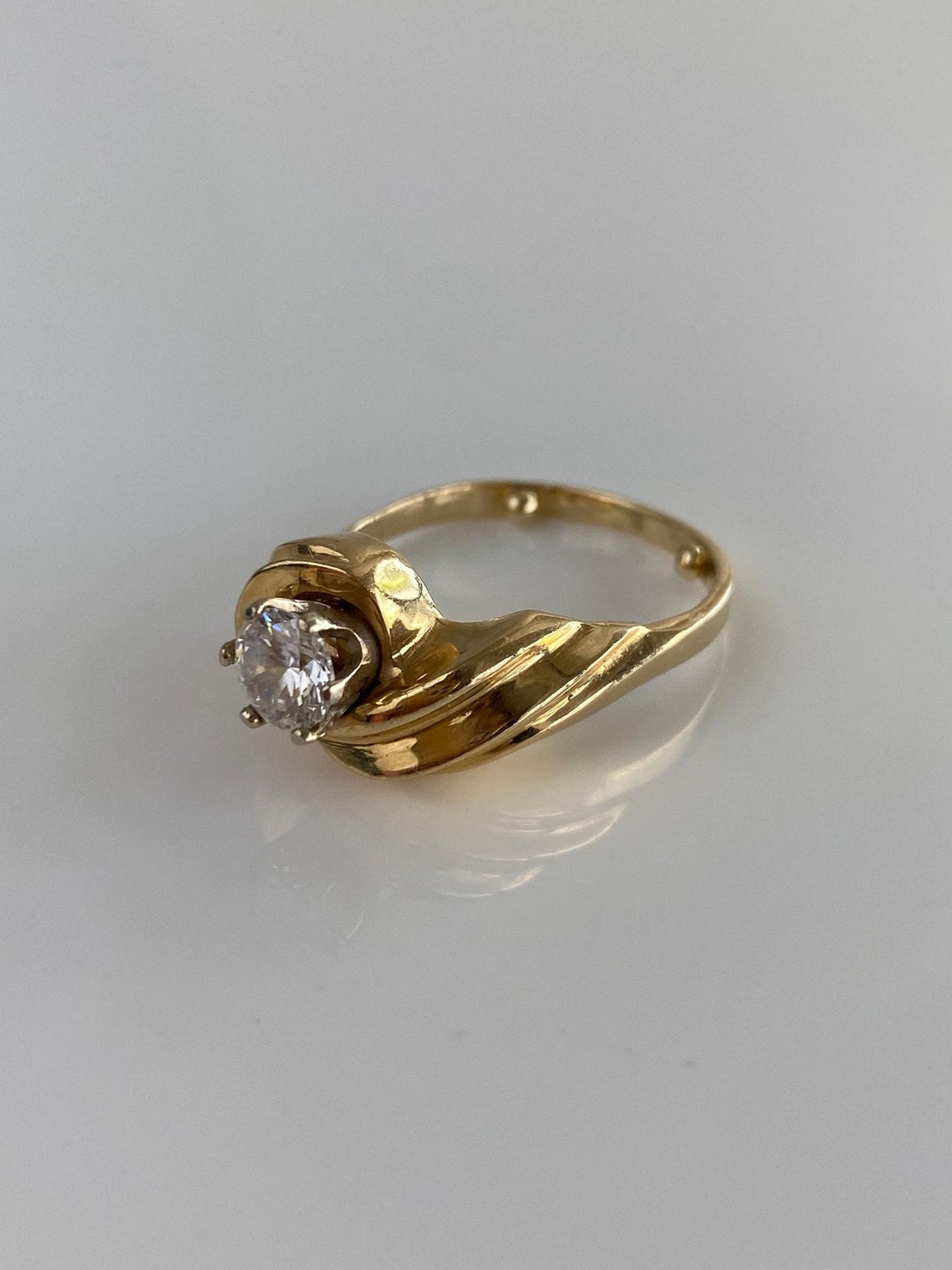 Vintage Solid 14k Yellow Gold Clear Quartz Twist Ring - Size 8.25