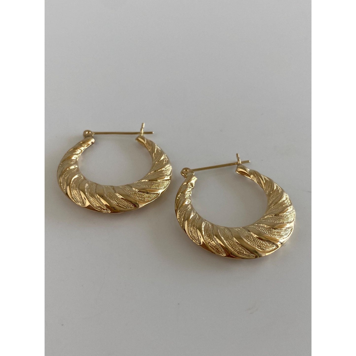 Vintage 14k Yellow Gold Scalloped Hoop Earrings