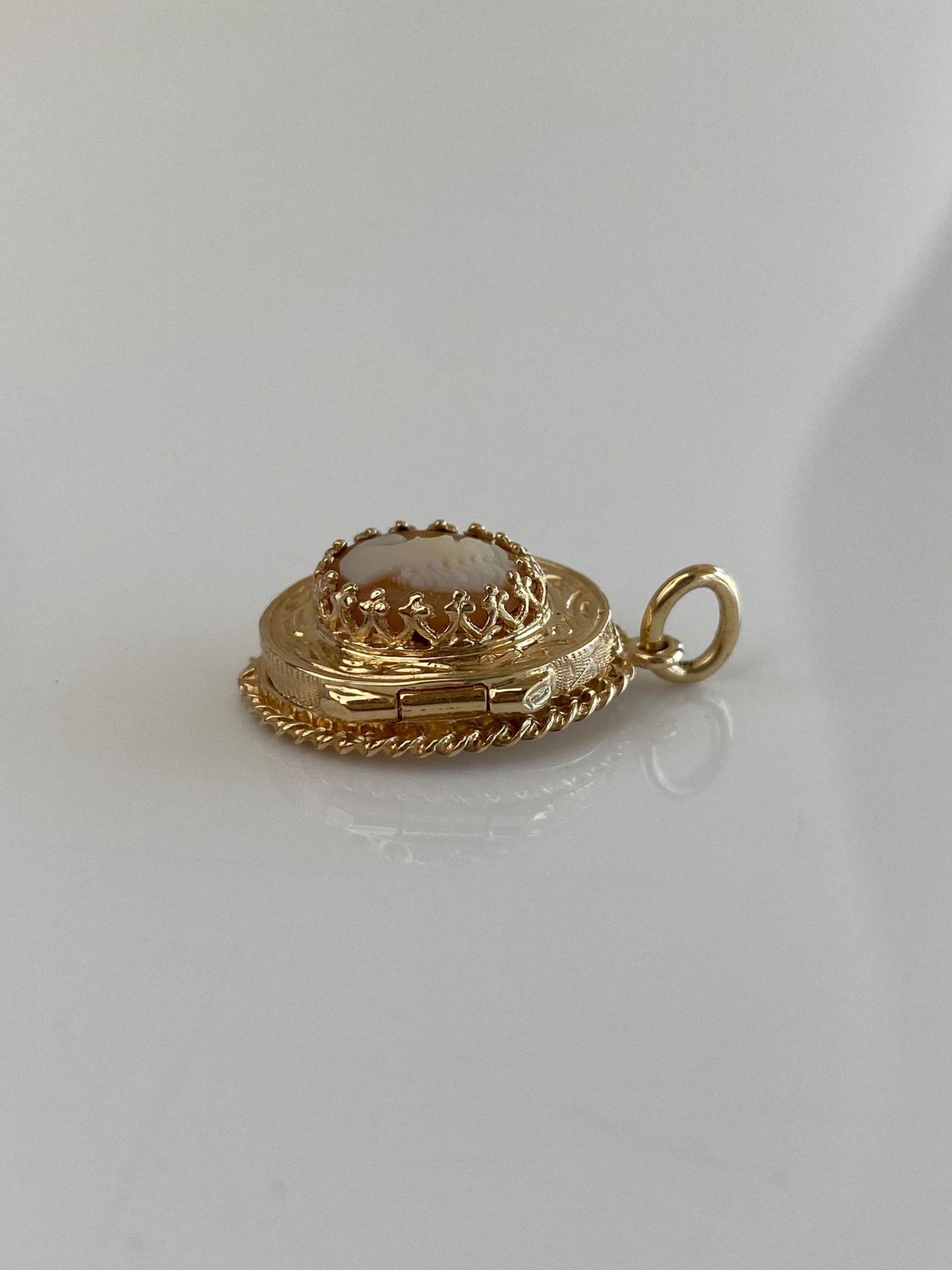 Vintage Solid 14k Yellow Gold Cameo Locket Charm