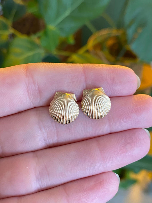 Vintage Solid 14k Yellow Gold Shell Stud Earrings