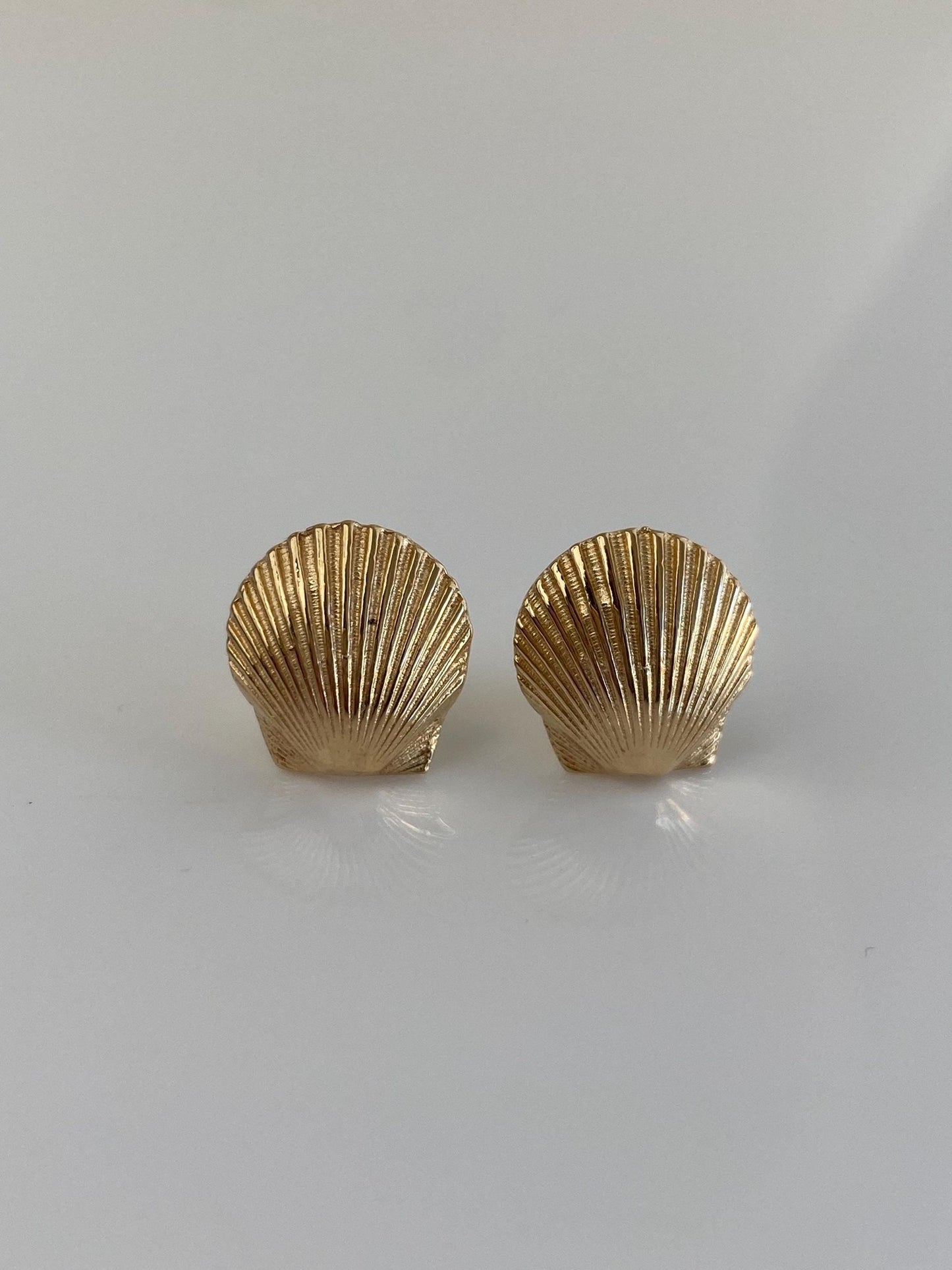 Vintage Solid 14k Yellow Gold Shell Stud Earrings