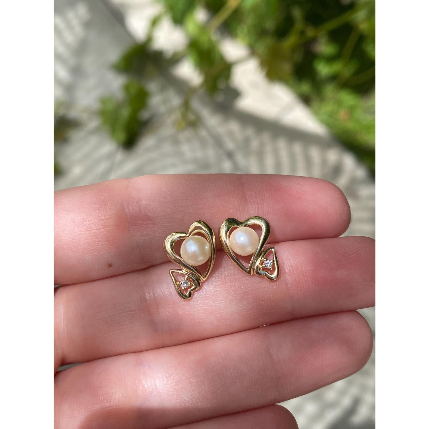 Vintage Solid 14k Yellow Gold Diamond Pearl Heart Stud Earrings