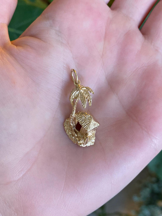 Vintage Solid 14k Yellow Gold Beach Hut Charm