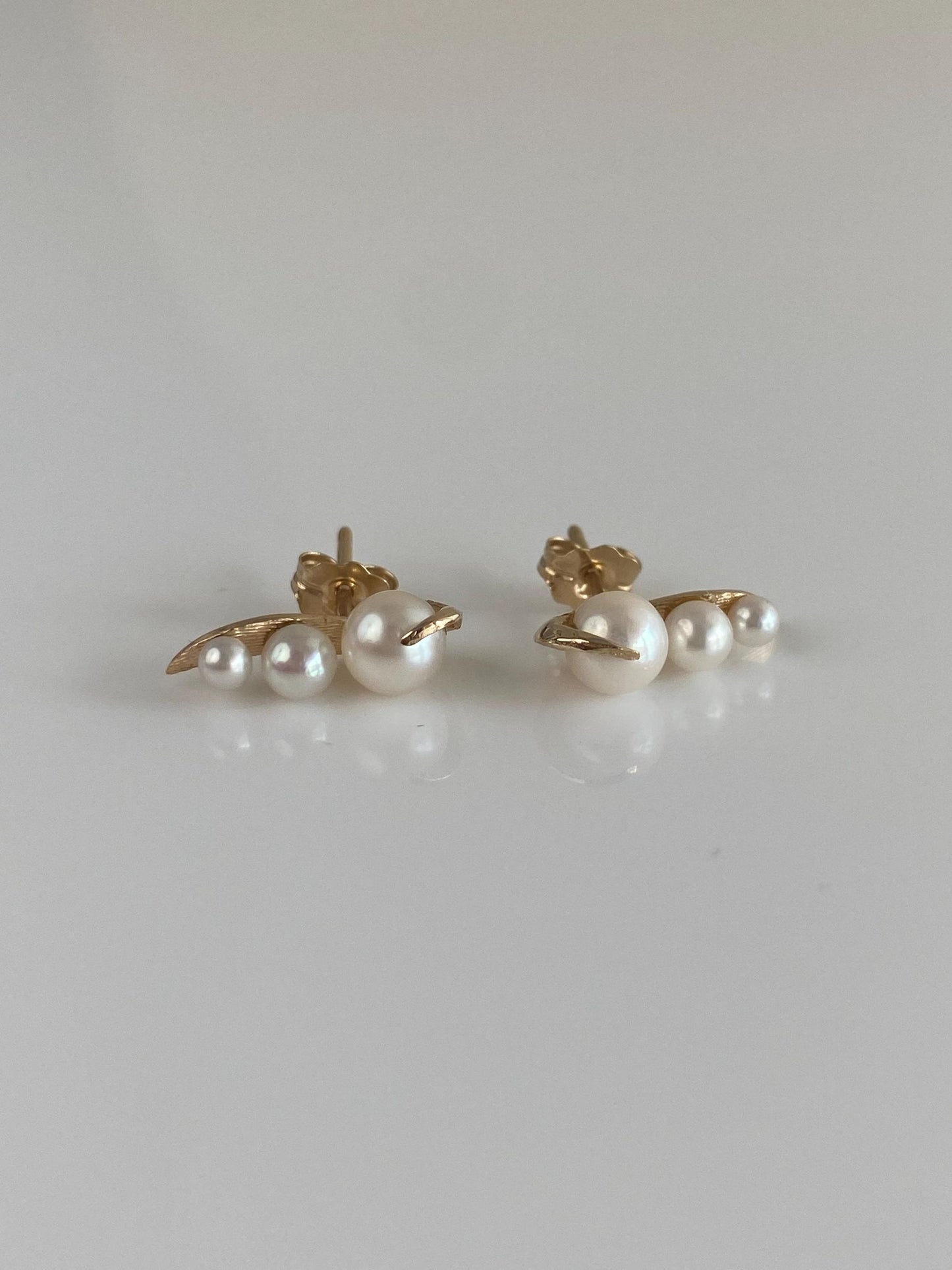 Vintage Solid 14k Yellow Gold Pearls Stud Earrings