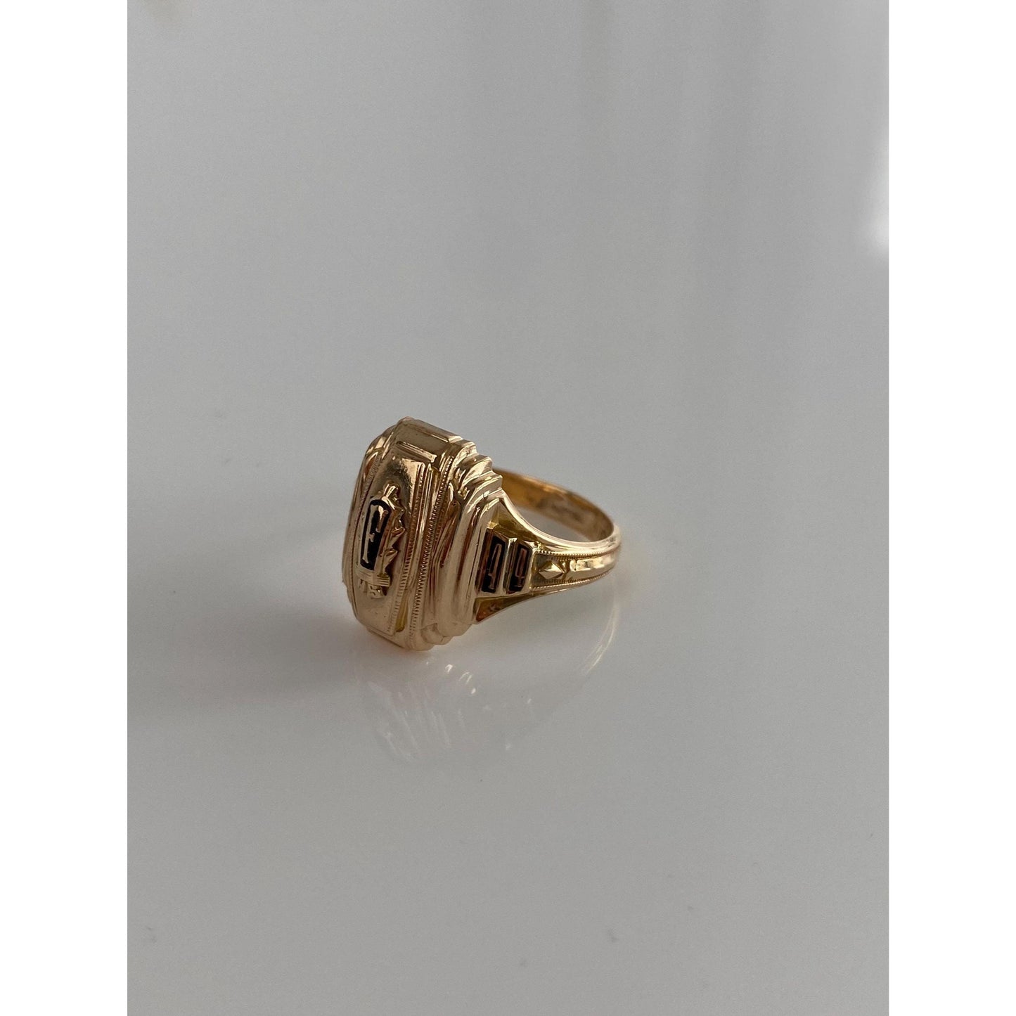 Vintage Solid 10k Yellow Gold 1944 Class Ring - Size 4.5