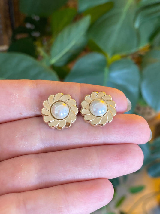 Vintage Solid 14k Yellow Gold Pearl Scalloped Stud Earrings
