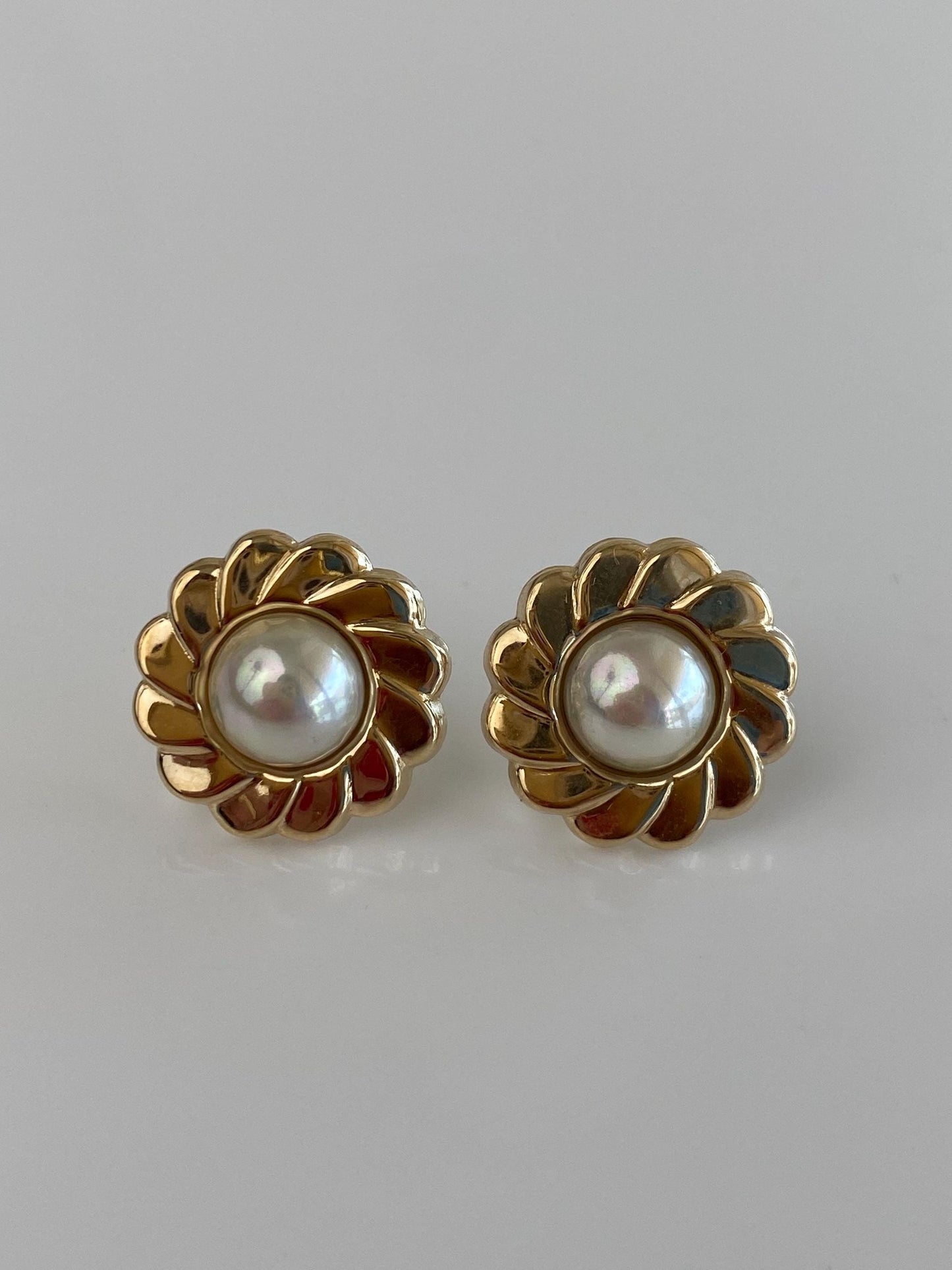 Vintage Solid 14k Yellow Gold Pearl Scalloped Stud Earrings