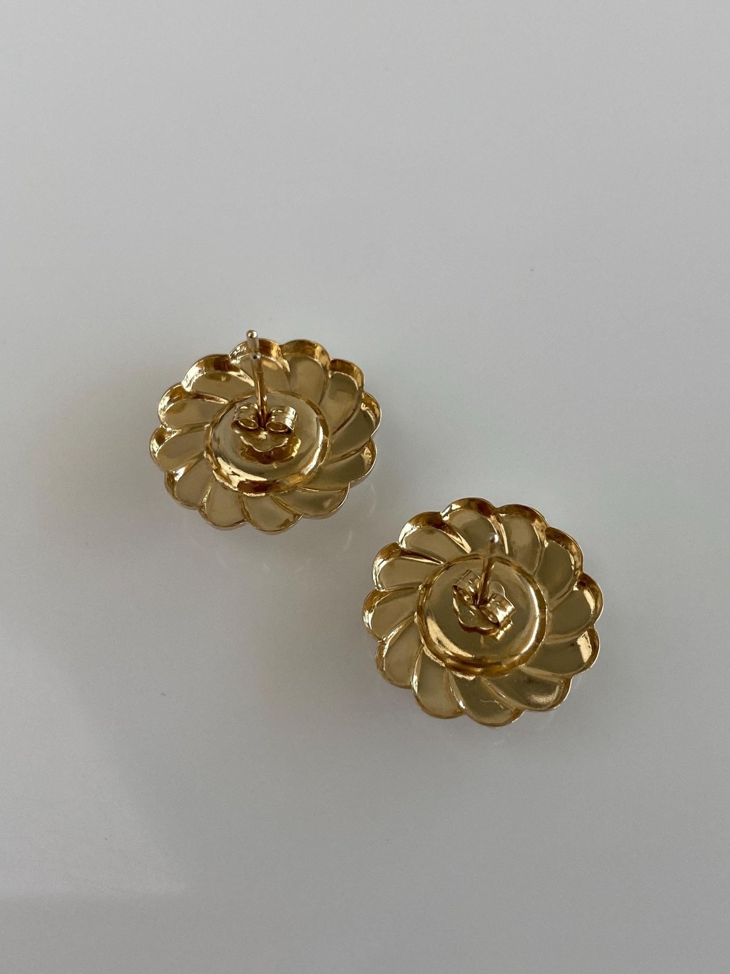Vintage Solid 14k Yellow Gold Pearl Scalloped Stud Earrings