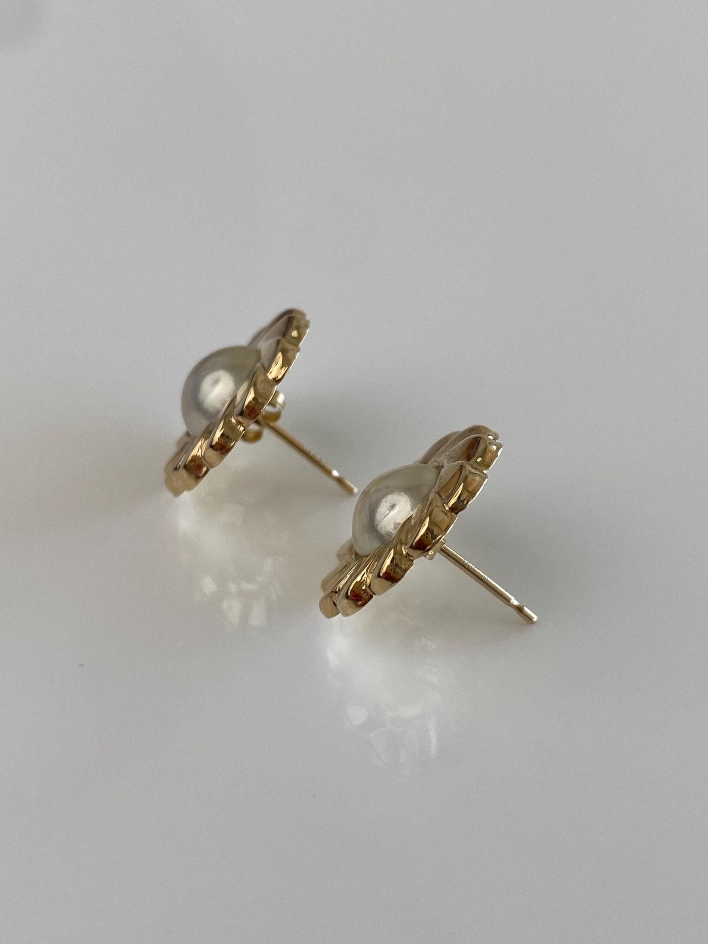 Vintage Solid 14k Yellow Gold Pearl Scalloped Stud Earrings