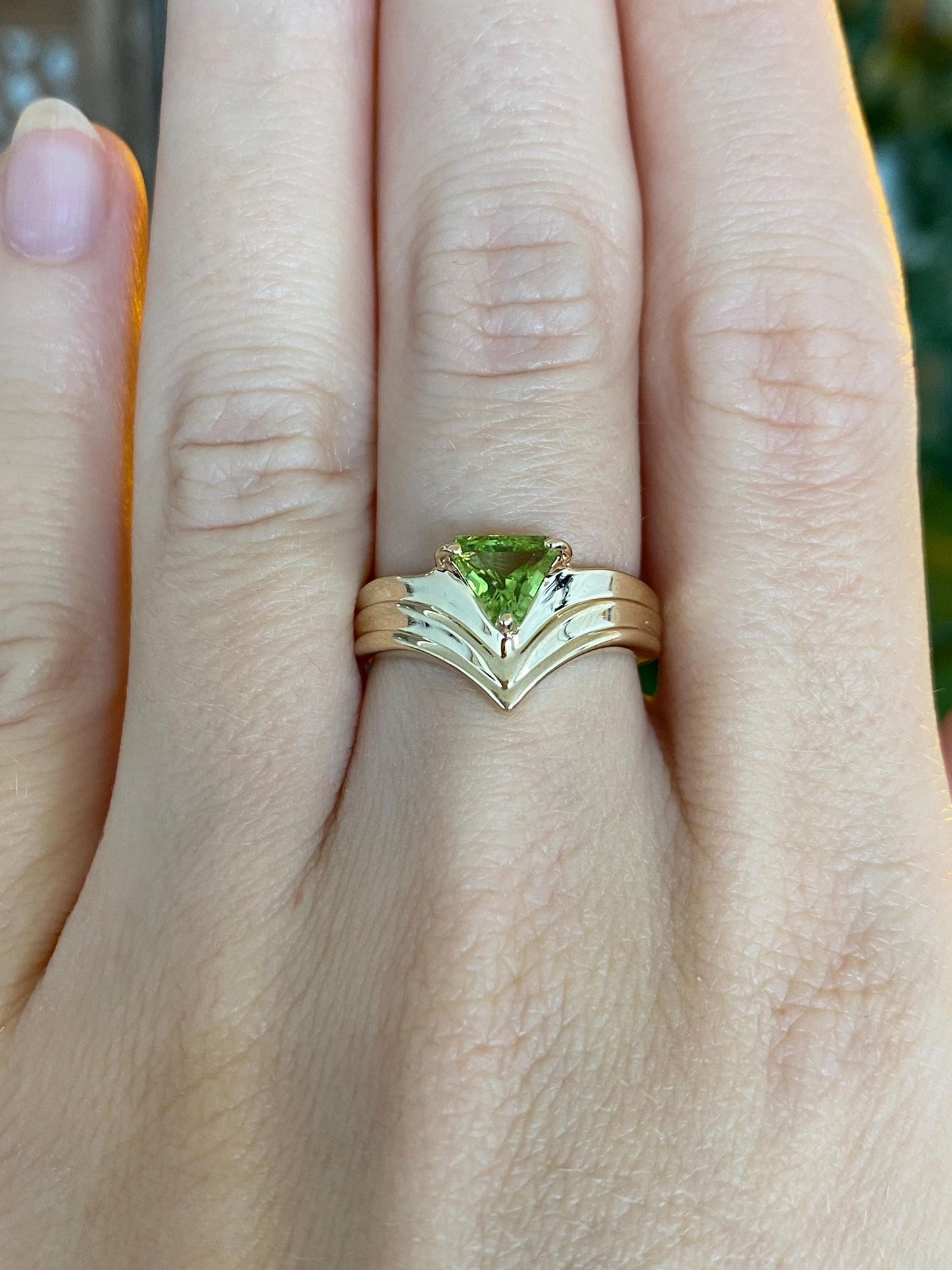 Vintage Solid 10k Yellow Gold Peridot Triangle Lined Chevron Ring - Size 6.75