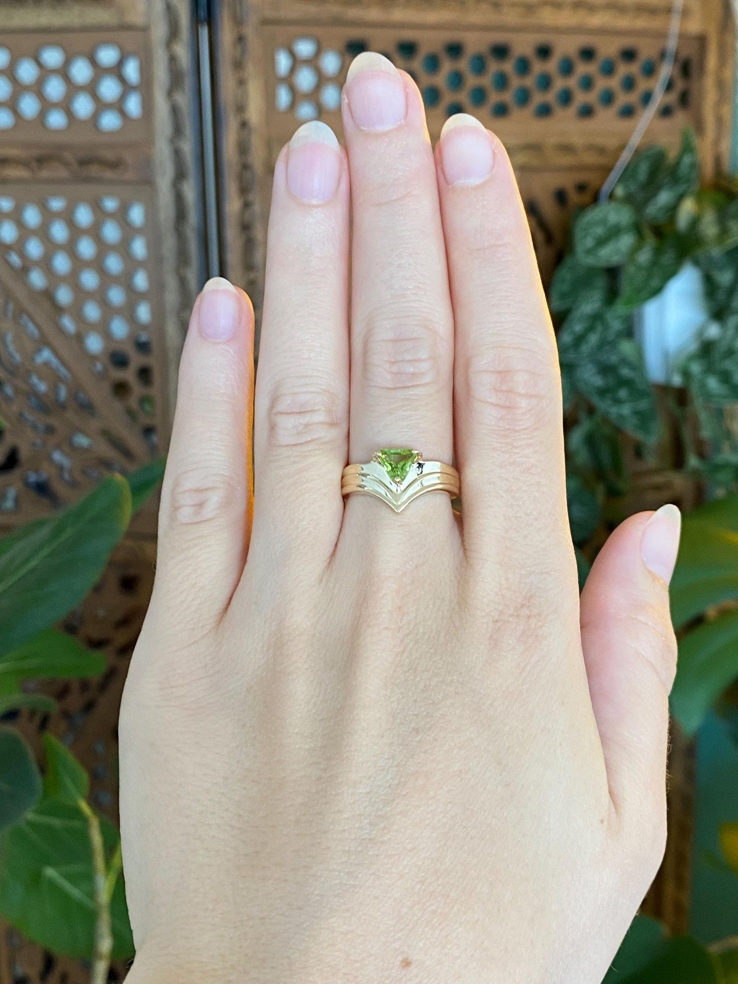 Vintage Solid 10k Yellow Gold Peridot Triangle Lined Chevron Ring - Size 6.75