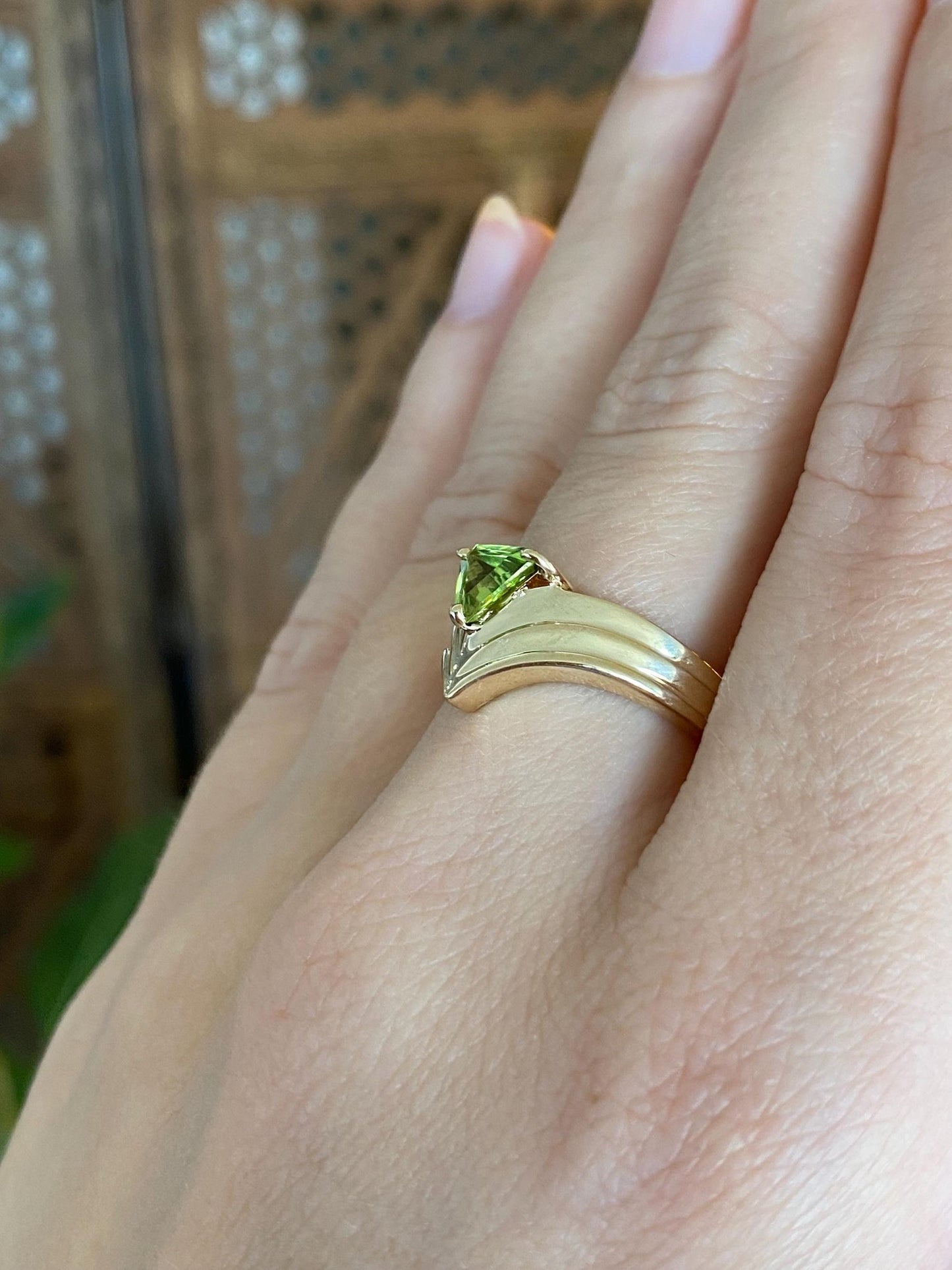 Vintage Solid 10k Yellow Gold Peridot Triangle Lined Chevron Ring - Size 6.75