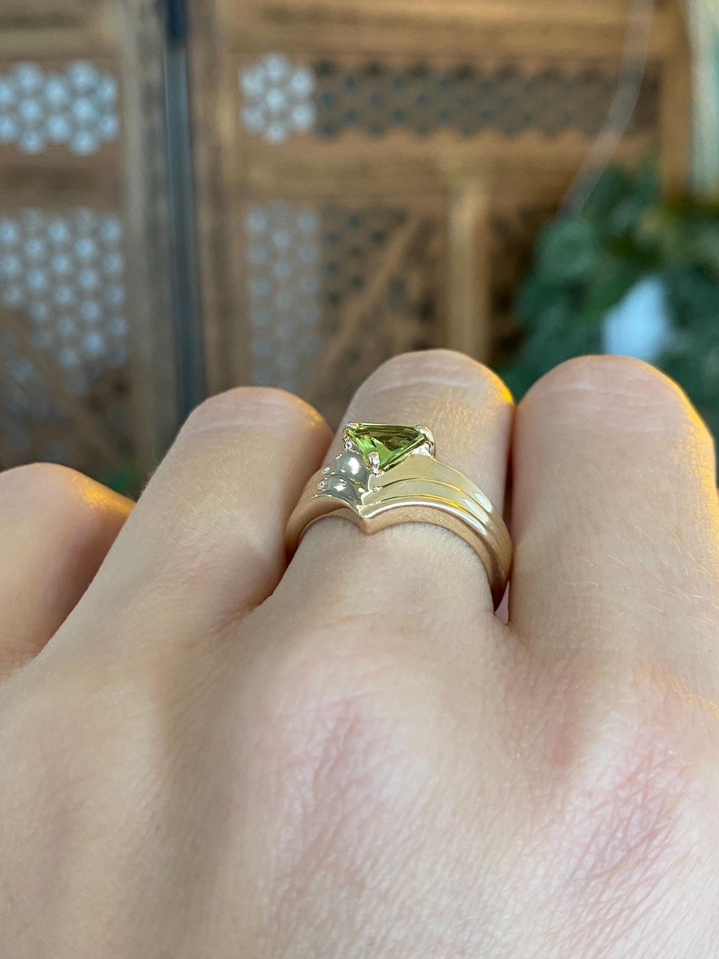 Vintage Solid 10k Yellow Gold Peridot Triangle Lined Chevron Ring - Size 6.75