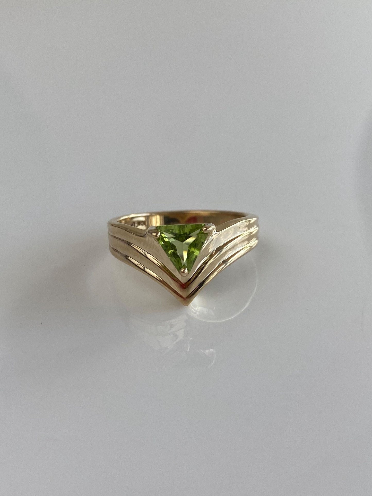 Vintage Solid 10k Yellow Gold Peridot Triangle Lined Chevron Ring - Size 6.75