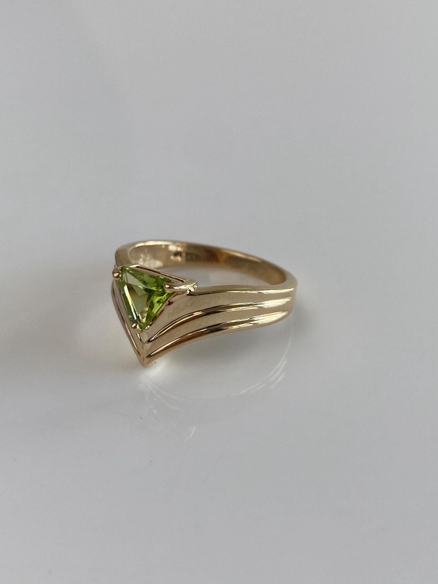 Vintage Solid 10k Yellow Gold Peridot Triangle Lined Chevron Ring - Size 6.75