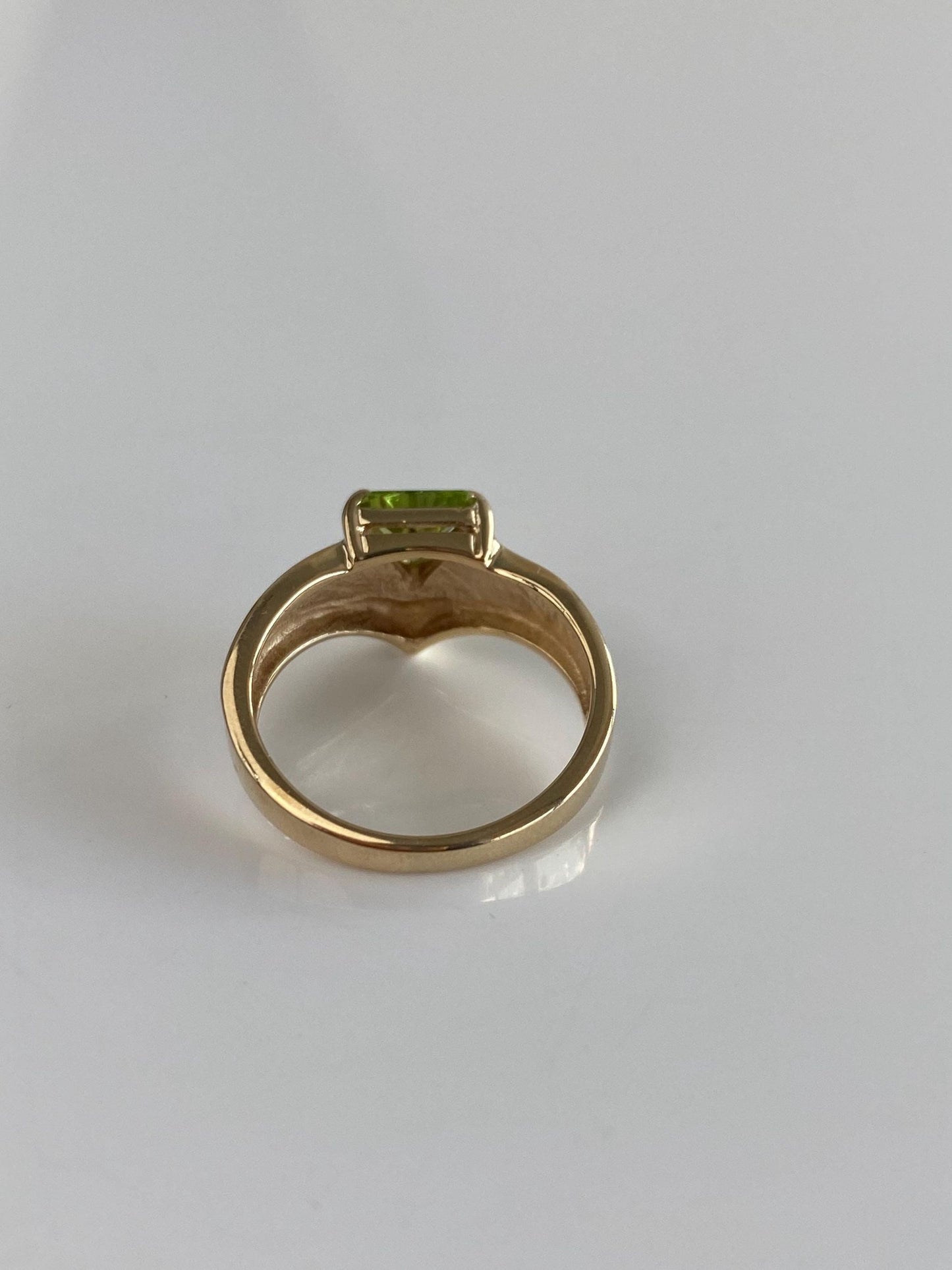 Vintage Solid 10k Yellow Gold Peridot Triangle Lined Chevron Ring - Size 6.75