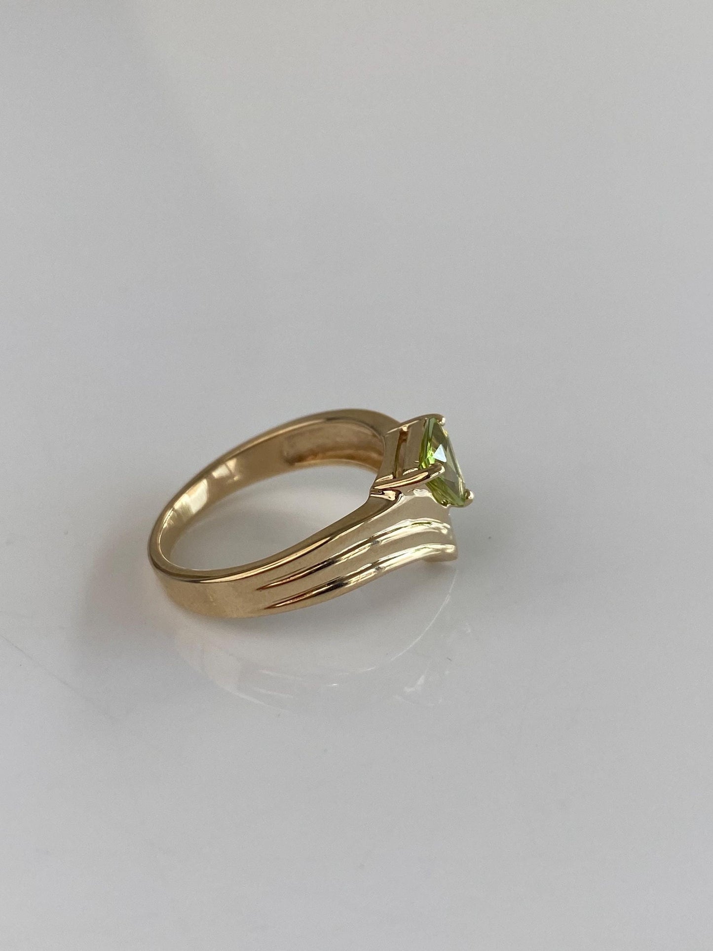 Vintage Solid 10k Yellow Gold Peridot Triangle Lined Chevron Ring - Size 6.75