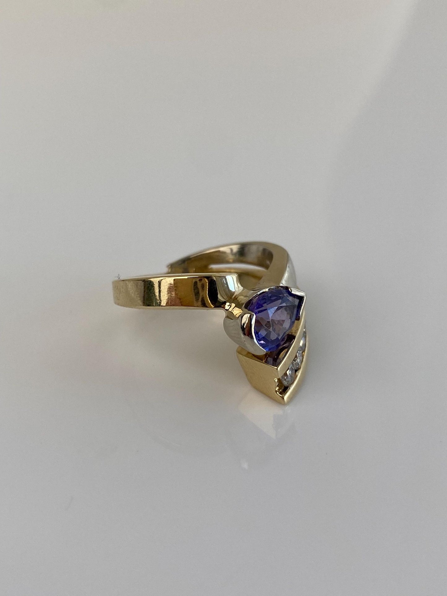 Vintage Solid 14k Yellow Gold Diamond Tanzanite Chevron Ring - Size 6.5