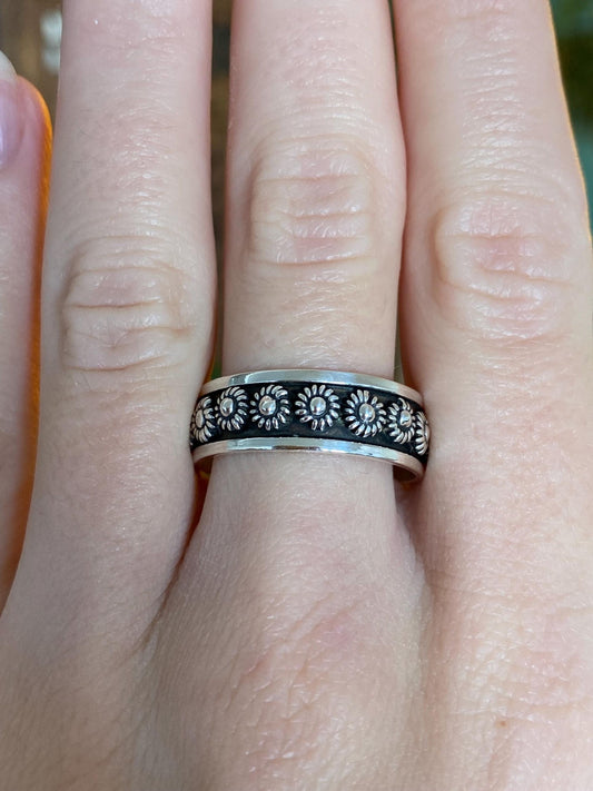 Vintage Solid Sterling Silver Flower Ring Band - Size 10.75