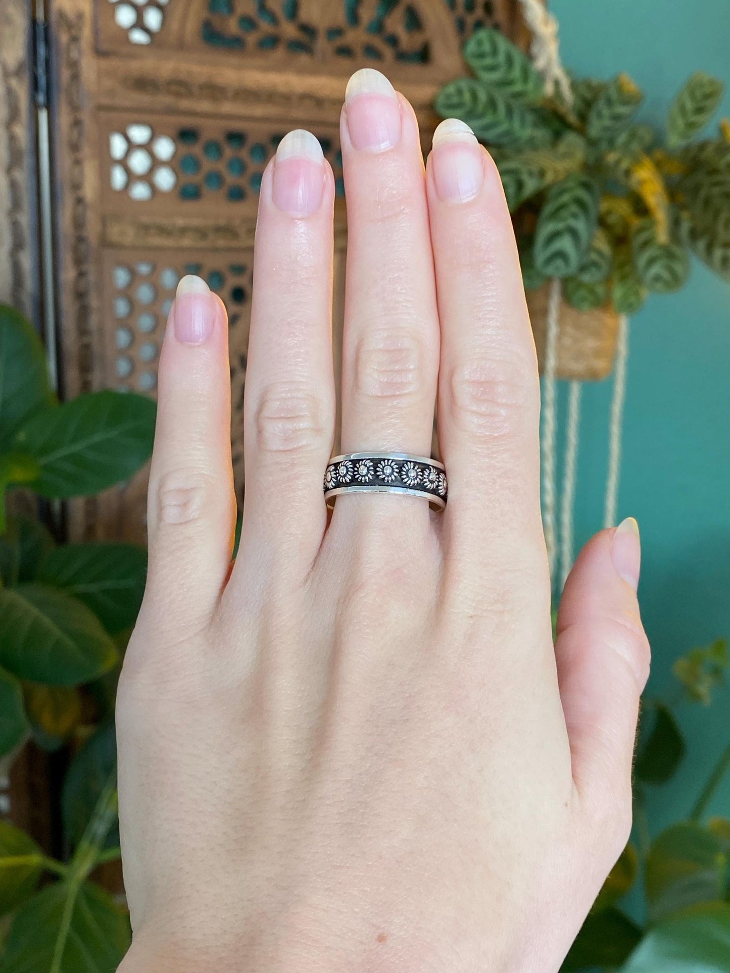 Vintage Solid Sterling Silver Flower Ring Band - Size 10.75