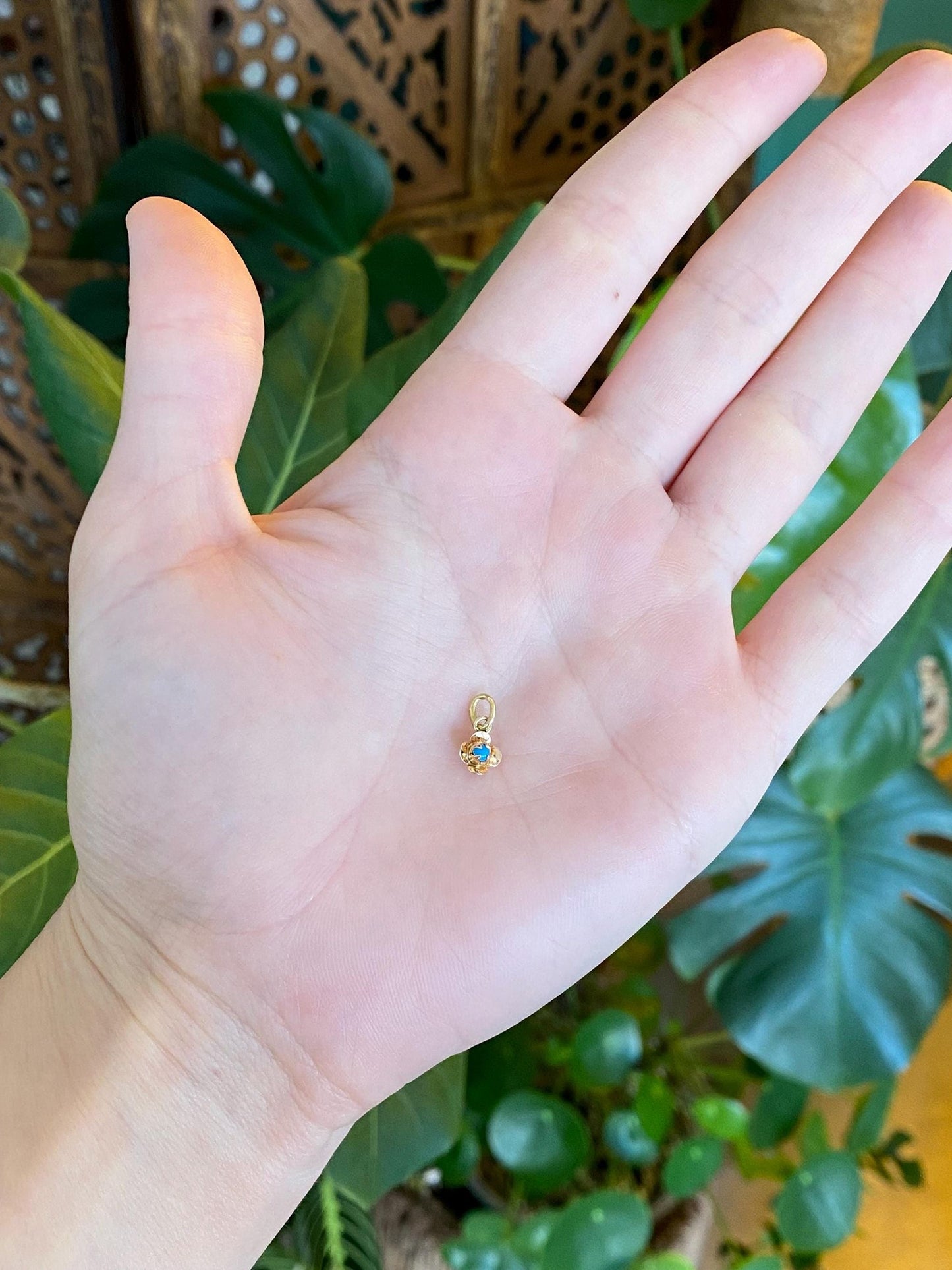 Vintage Solid 18k Yellow Gold Turquoise Flower Charm