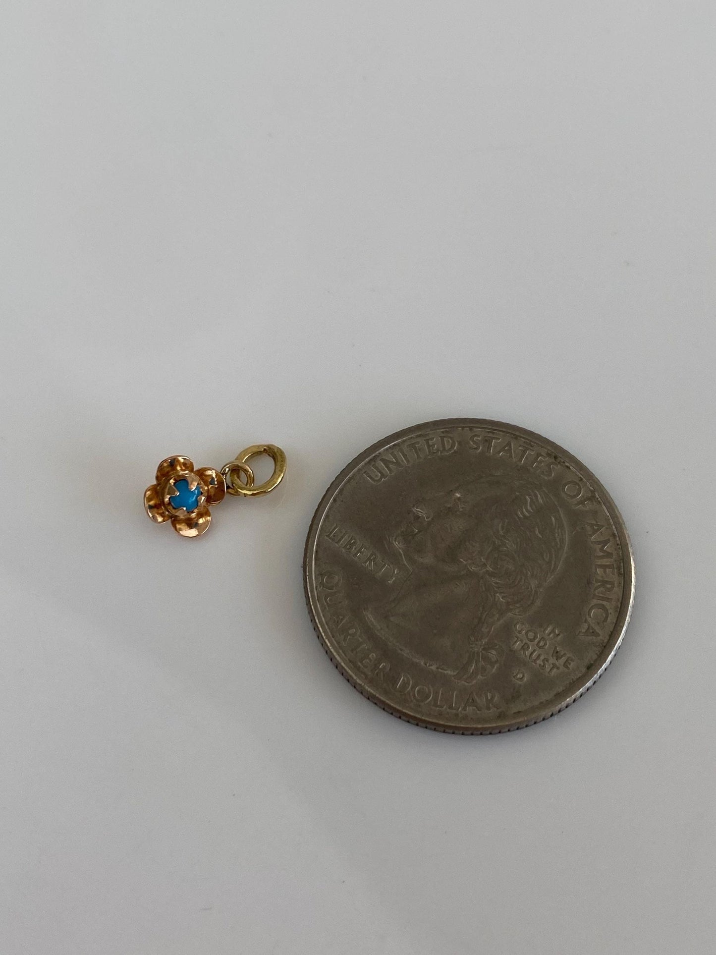 Vintage Solid 18k Yellow Gold Turquoise Flower Charm