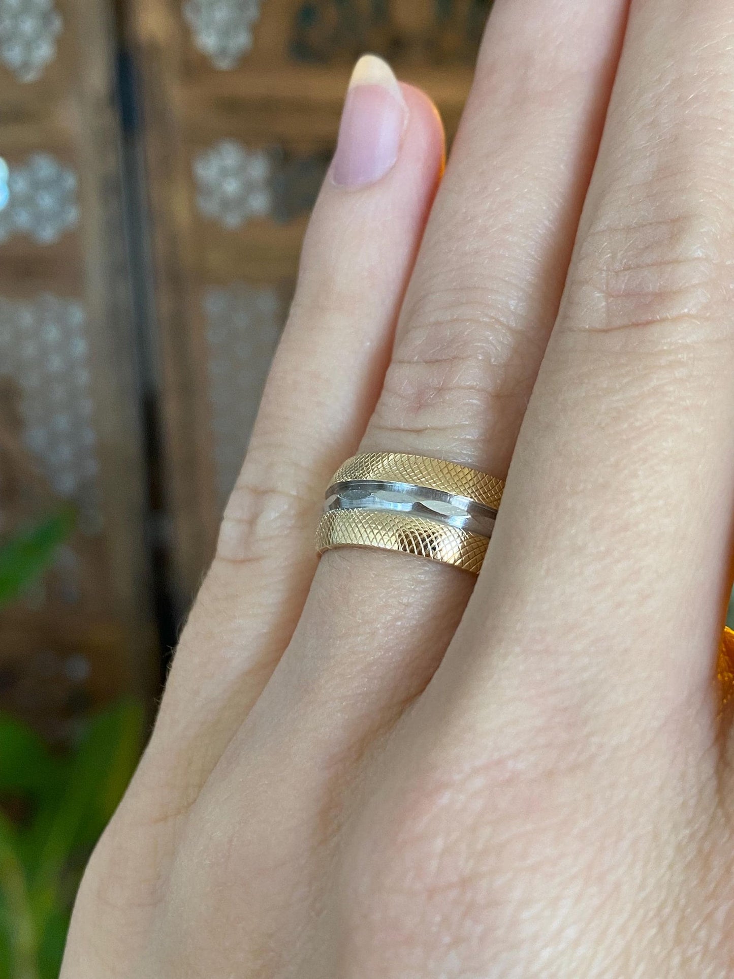 Vintage Solid 14k White & Yellow Gold Textured Diamond Cut Ring Band - Size 6