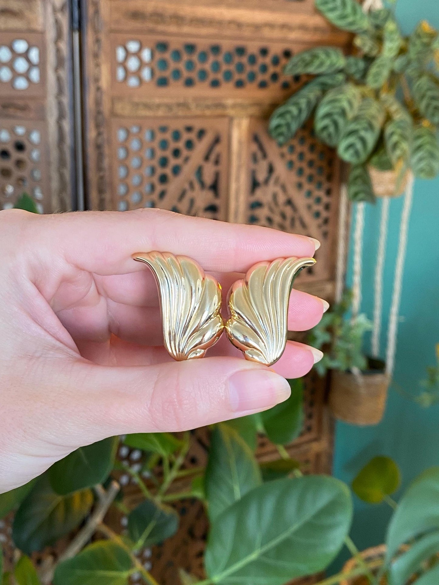Vintage 14k Yellow Gold Scalloped Twist Design Stud Earrings