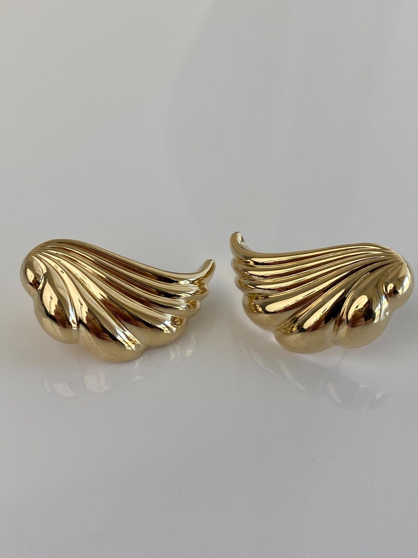 Vintage 14k Yellow Gold Scalloped Twist Design Stud Earrings