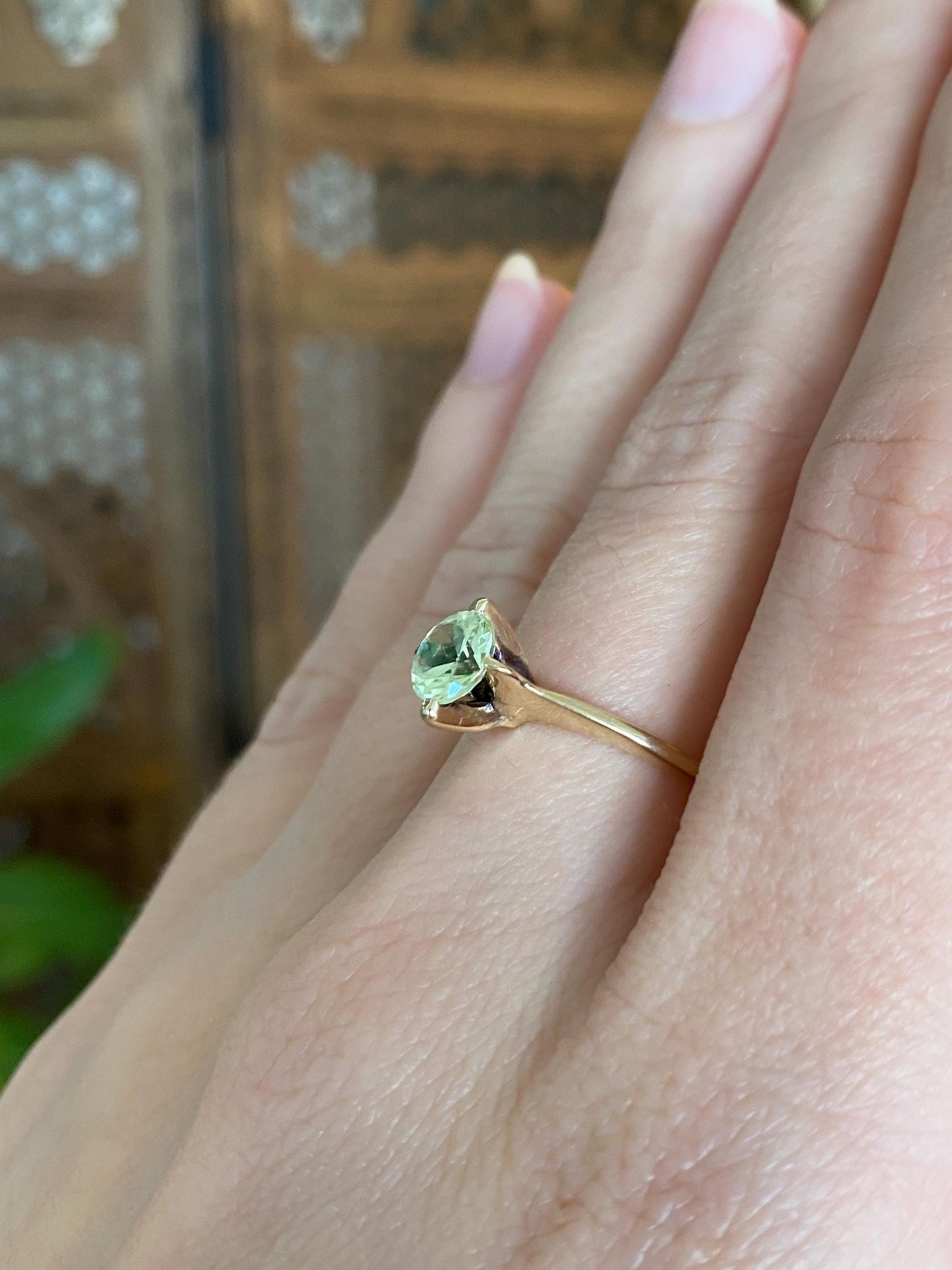 Vintage Solid 10k Yellow Gold Light Green Spinel Ring - Size 7
