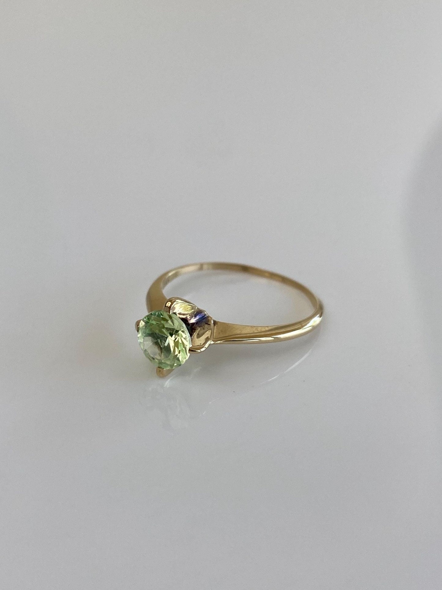 Vintage Solid 10k Yellow Gold Light Green Spinel Ring - Size 7